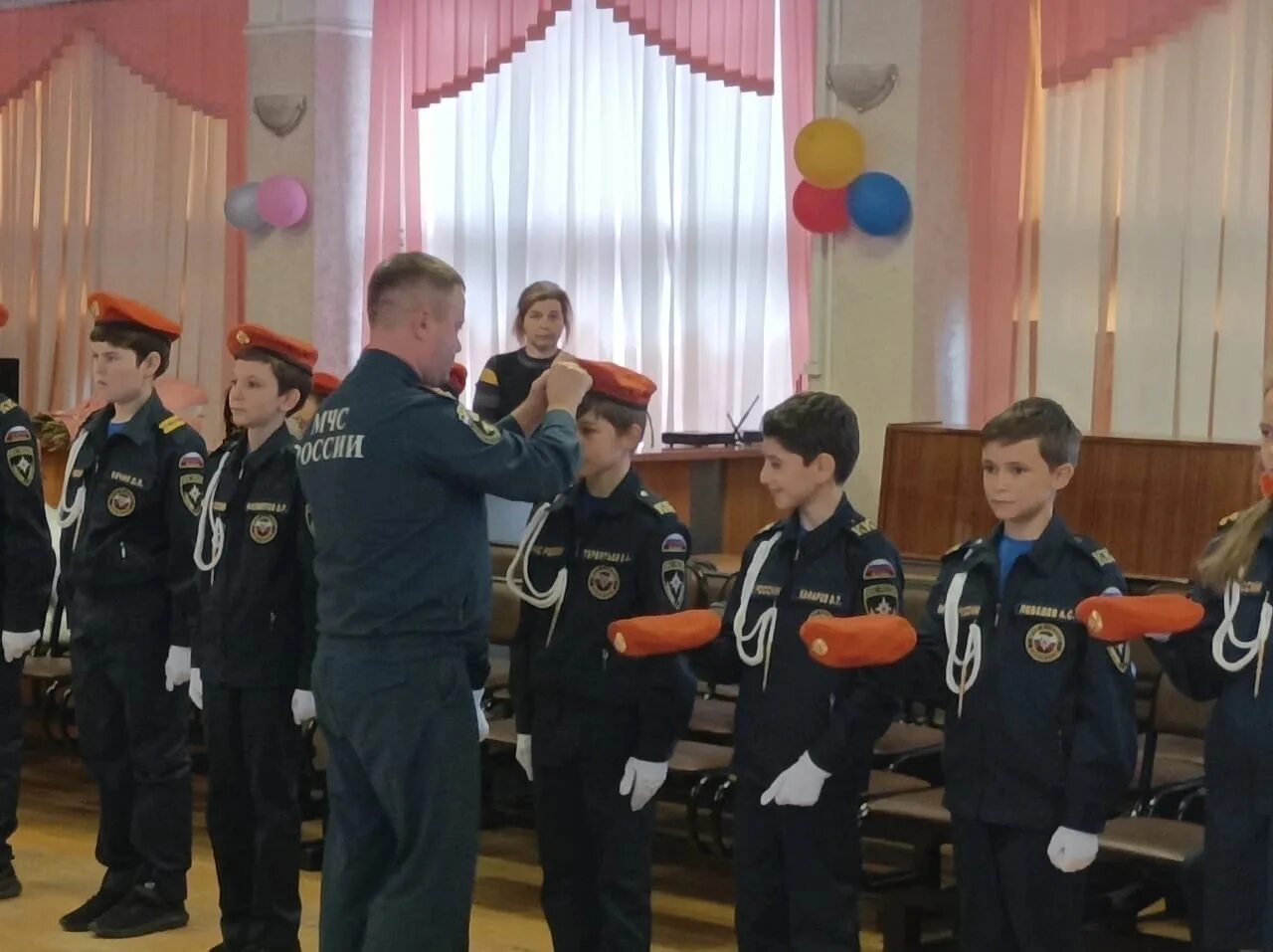 Пожарные кадеты в рязани с проживанием. Пожарные кадеты. Профессия мчс. 484 школа московского. Пожарные кадеты спб.