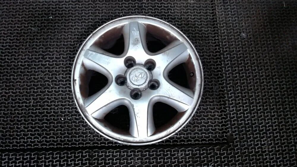 Штатные диски hyundai элантра r17. Диски r20 hyundai staria. Диски хендай r17 оригинал. 1 et48 сильвер. Диски на солярис 2 r16.