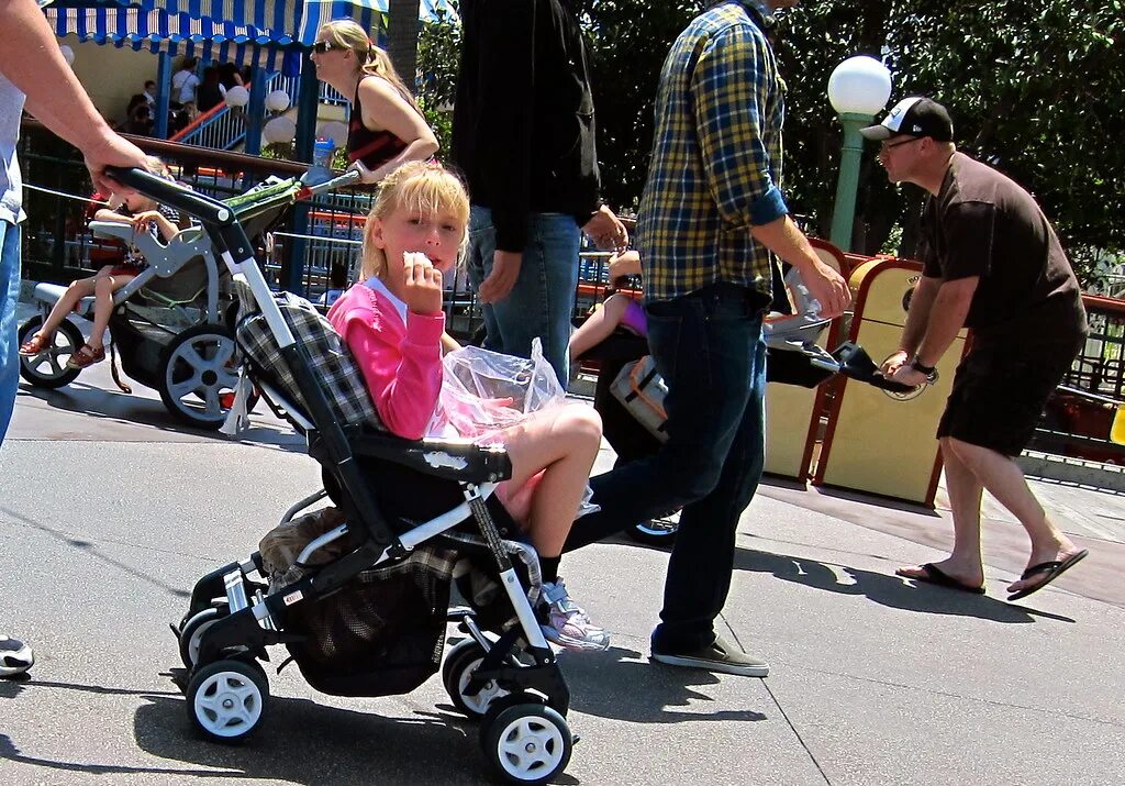 Включи большая тема. Большой ребенок в коляске. Большие коляски для детей. Big Kids Stroller. Фетиш коляски.