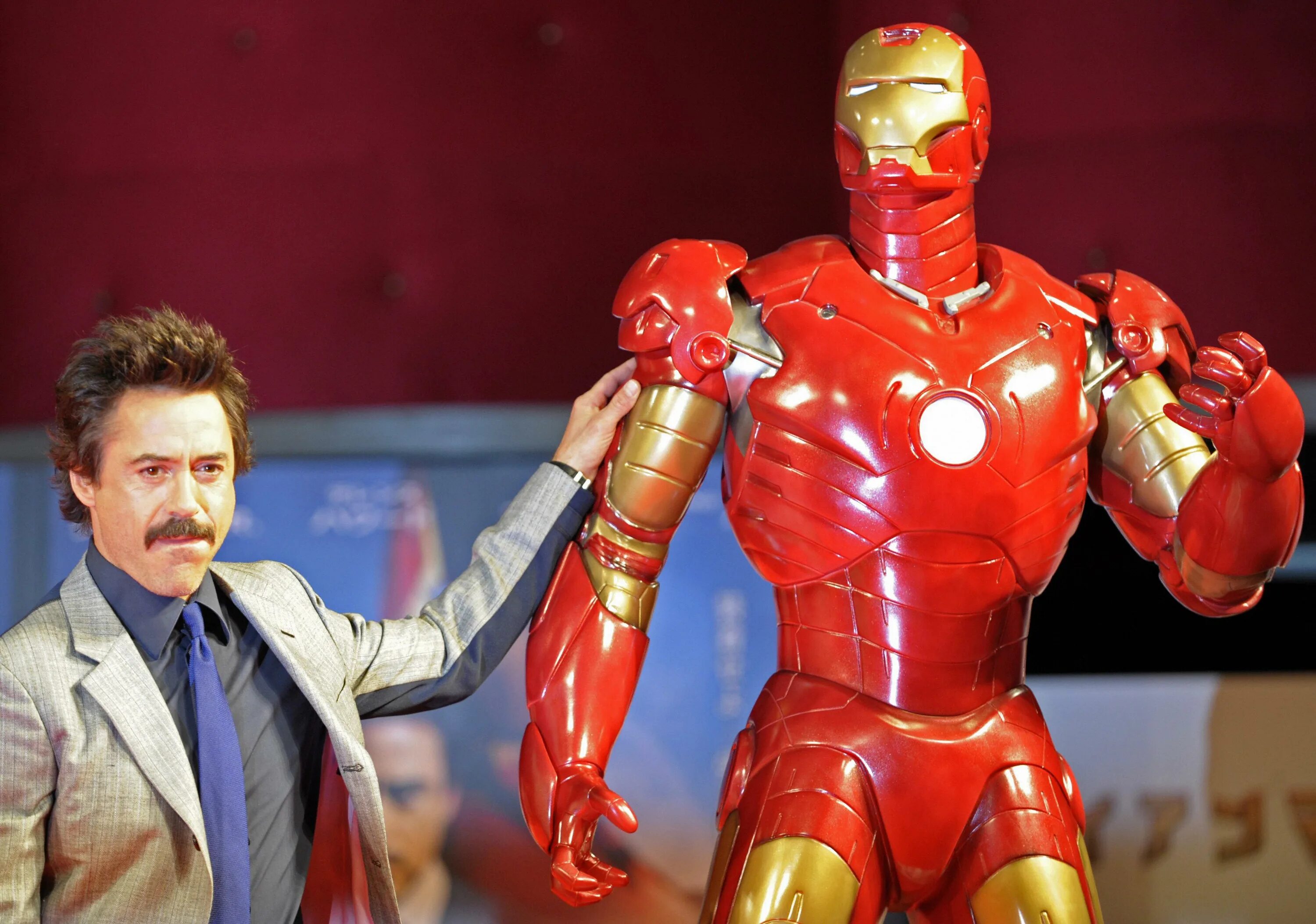 Можно ли железный. Железный человек фильм Тони Старк. Tony Stark Suit. Железный человек герои фильма. Железный человек трансформация.