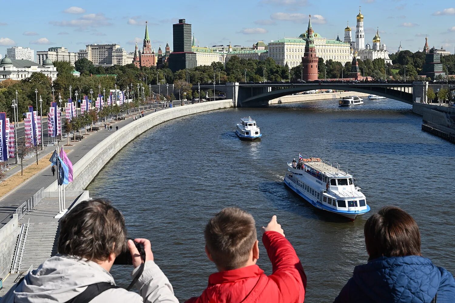 Москва 2023. Москва река в городе. День Москвы реки. Парад судов в Москве. Идеальные дни москва