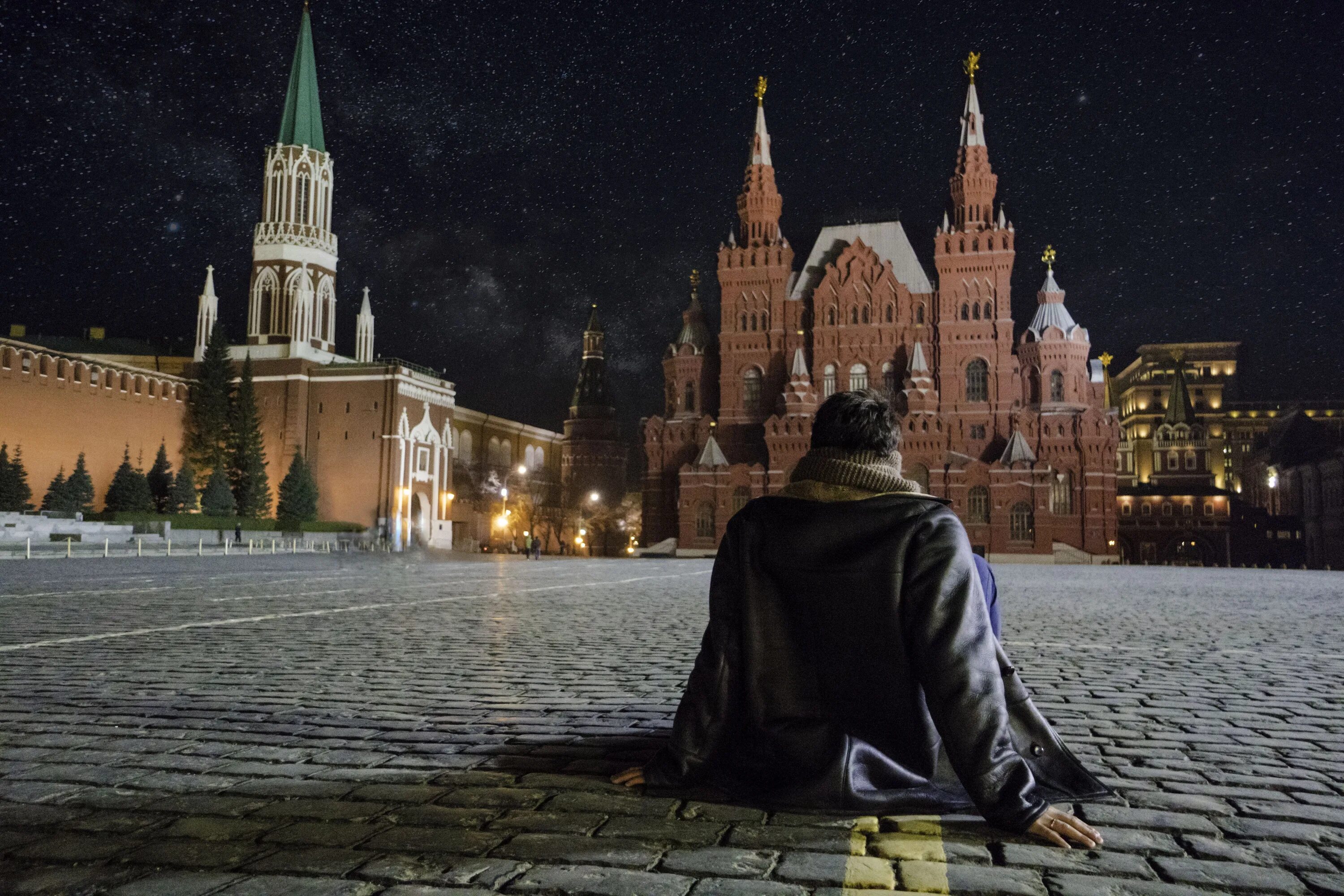 В москве все очень хорошо. Парень на красной площади. чел на фоне кремля. кремль фон. парень в москве в красной площади.