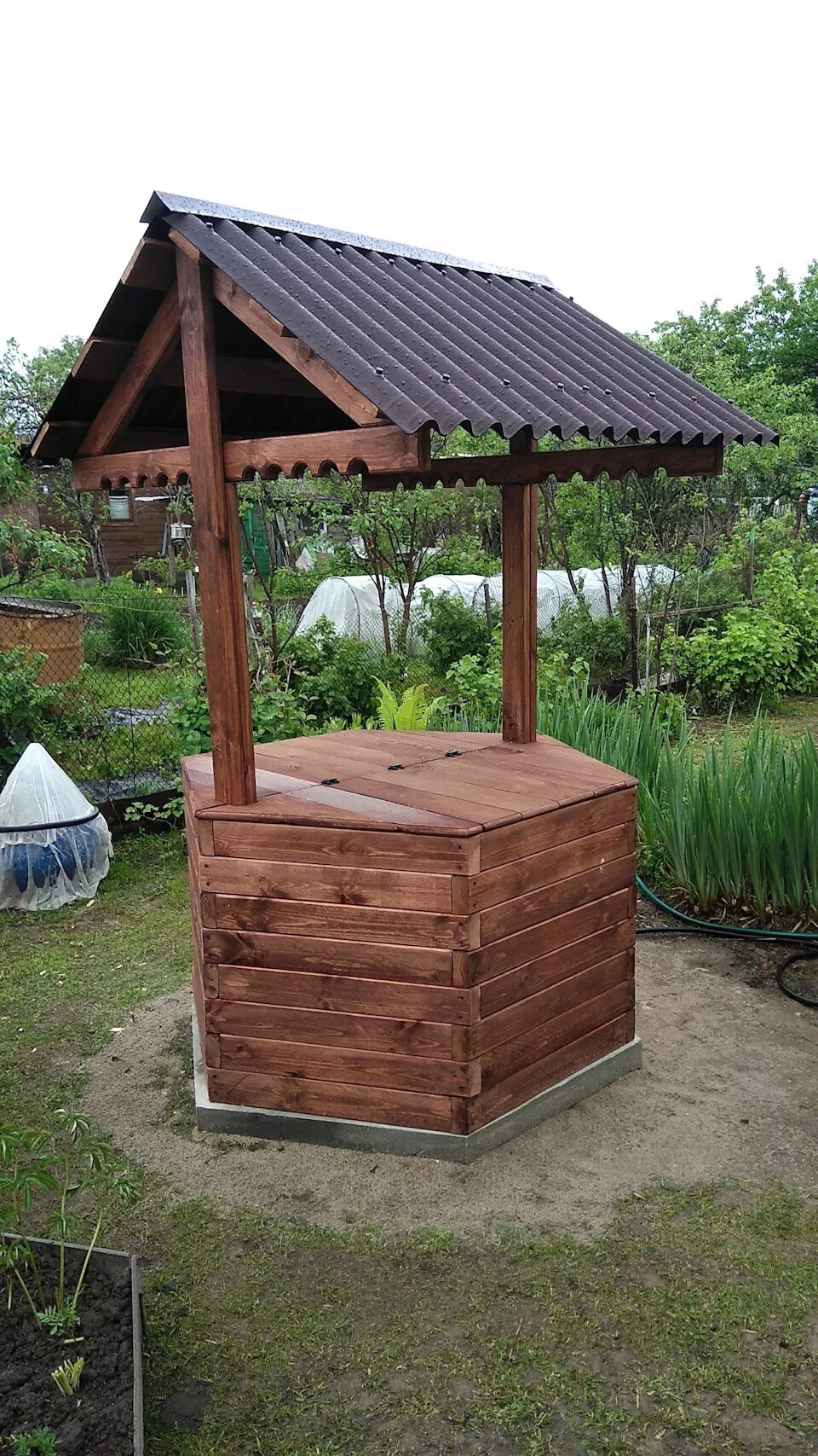 Крыша колодца из дерева. Домик для колодца. колодезный домик. домик над колодцем. декоративный колодец.