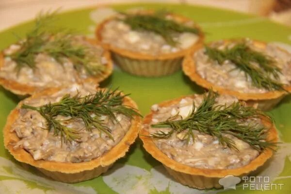 Начинка для тарталеток из шпротов. Шпроты в тарталетках. Тарталетки с салатом из тунца. Тарталетки со шпротами. Тарталетки со шпротами и яйцом.