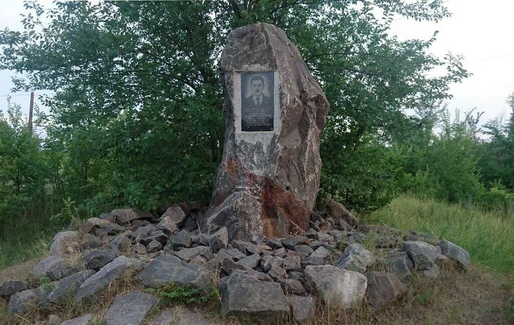 Где мишка япончик. Памятник мишке япончику Вознесенск. Мишка Япончик могила. Памятник мишке япончику в Одессе. Вознесенск могила Япончика.