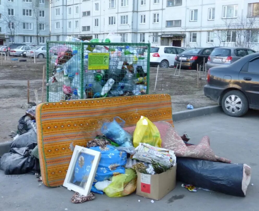 Помойка. Старые одеяла на мусорке.