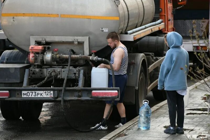 Водовоз врезался. Подвоз воды. Авария на водопроводных сетях. Водовоз человек набирает воду.