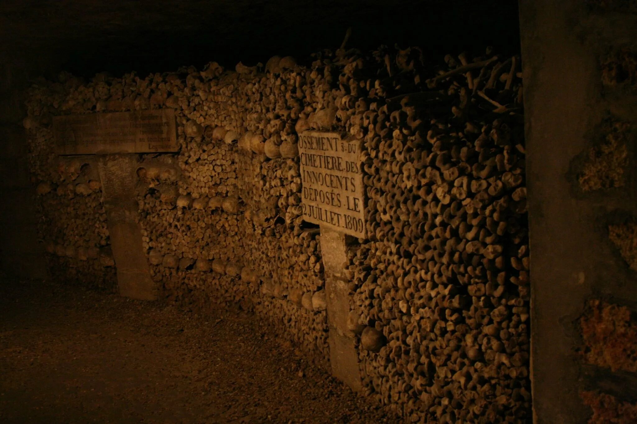 The catacombs of solaris revisited. Кладбище под Парижем катакомбы. Кладбище в катакомбах в Париже. Захоронение в Париже в катакомбах. Кладбище Эрранси, катакомбы Парижа.