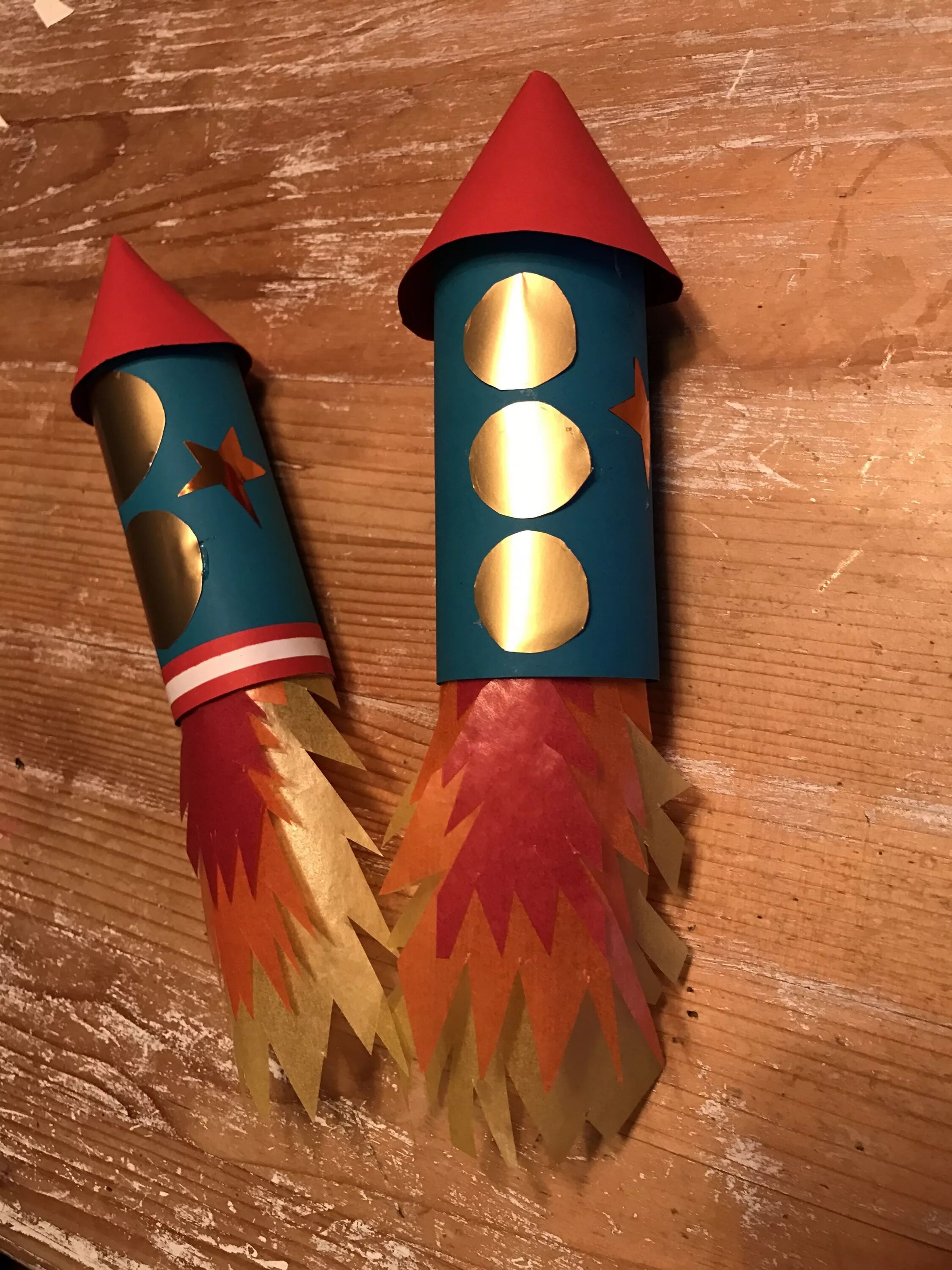 Как делать ракету из бумаги. Ракета поделка. Поделка ракета из бумаги. Ракета из втулки. Ракета поделка для детей.