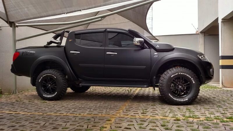 Черный л 200. Mitsubishi l200 Triton Savana. Mitsubishi l200 Triton Tuning. Мицубиси l200 off Road. Мицубиси л200 матовый.