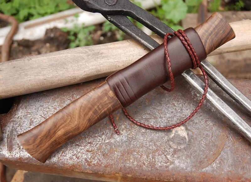 Деревянные ножны. Деревянный нож в ножнах. Ножны для ножа дерево. Ножны с деревянным вкладышем.