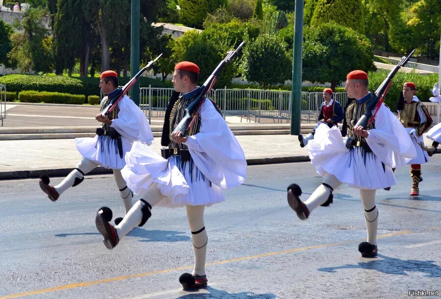Почетный караул греции. Почетный караул греции. Смена караула в афинах. Почетный караул греции. Гвардейцы эвзоны греческие.