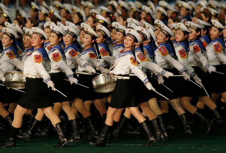 Северная Корея маршируют на параде. Северная Корея девушки маршируют. Женский парад в Северной Корее. Северокорейские девушки.