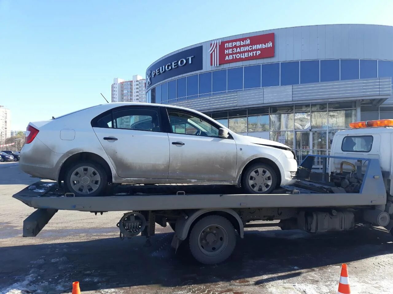 2115 на эвакуаторе. Эвакуатор после аварии. Эвакуатор с разбитой машиной. Эвакуатор с разбитой машиной. Эвакуатор после дтп.