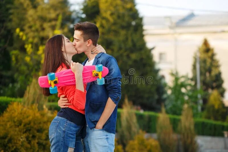 Влюбленные пары подростков. Девушка дарит цветы девушке. Первая любовь. Свидания и отношения подростков. Первая любовь у девушки.