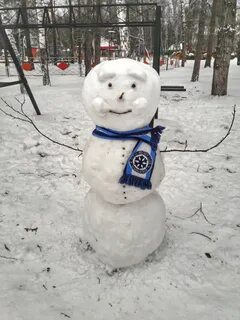 Снеговик во дворе