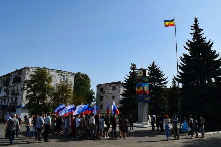Последние новости первомайска лнр. Флаг первомайска лнр. Последние новости первомайска лнр. Разрушенное здание. Первомайск лнр.