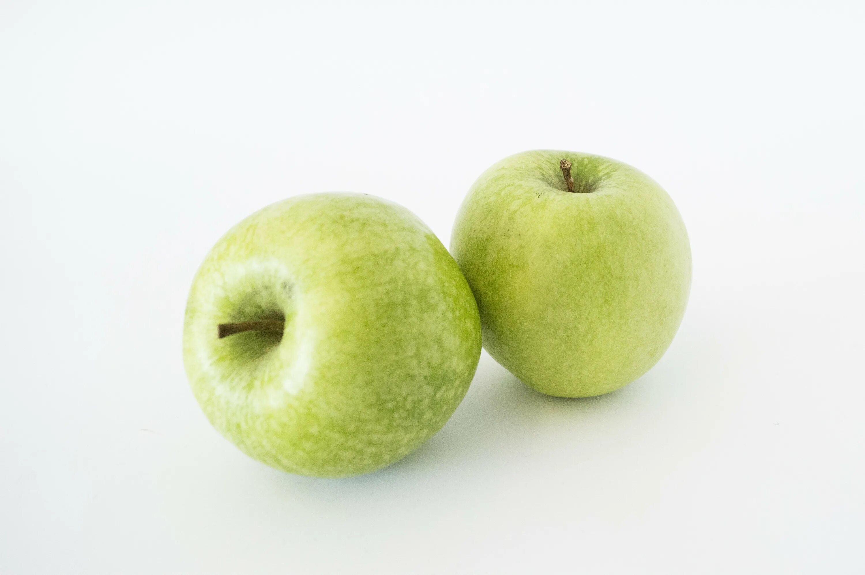 Калорийность яблока гренни смит. Яблоко на белом фоне. Яблоки зеленые. Яблоки зелёные на Блом фоне. Маленькие яблочки.