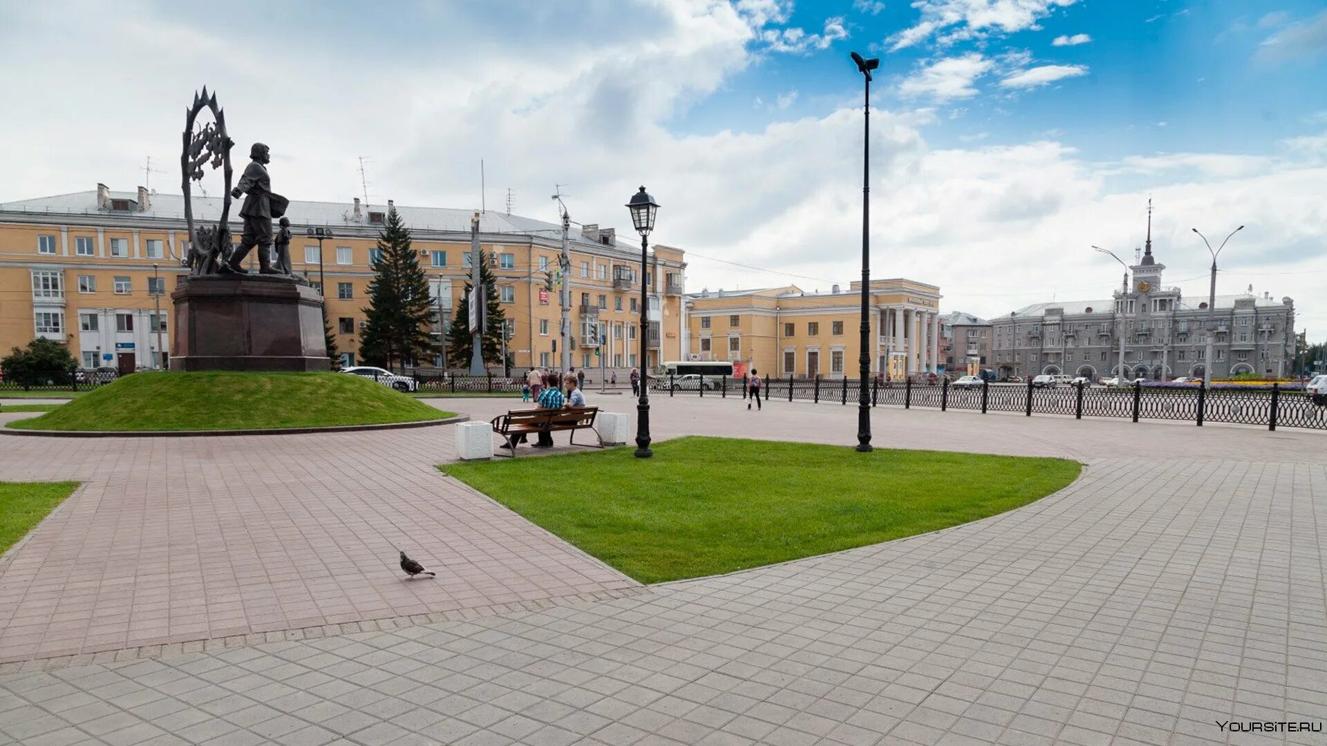 Площадь октября барнаул. Барнаул площадь города. Барнаул Октябрьская площадь. Памятник на площади октября в Барнауле.