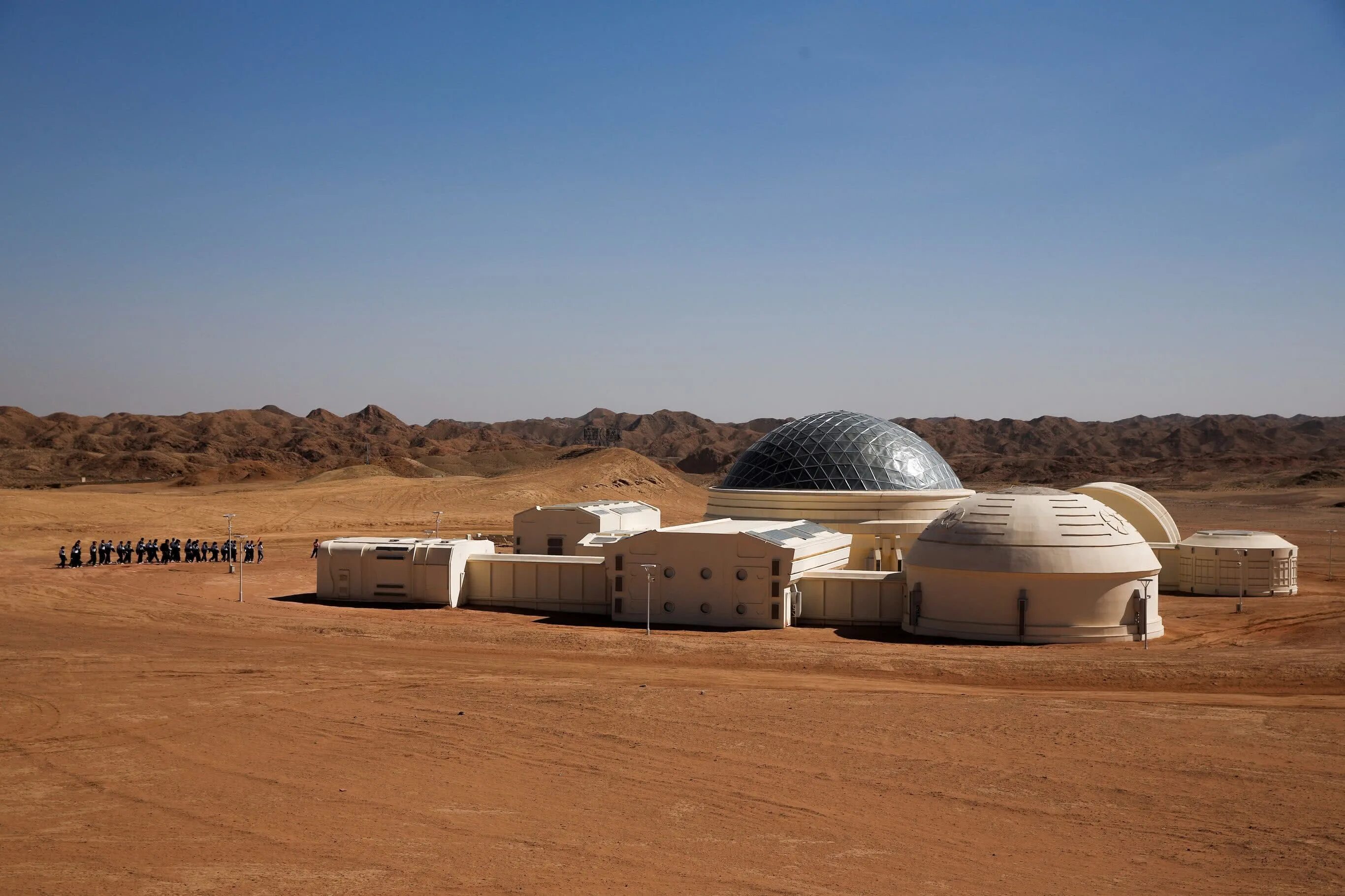 Марсианские контейнеры мир. Гоби пустыня Марс база. Марс в пустыне Гоби. Марсианская база в пустыне Гоби. Марсианская база c-Space Project.