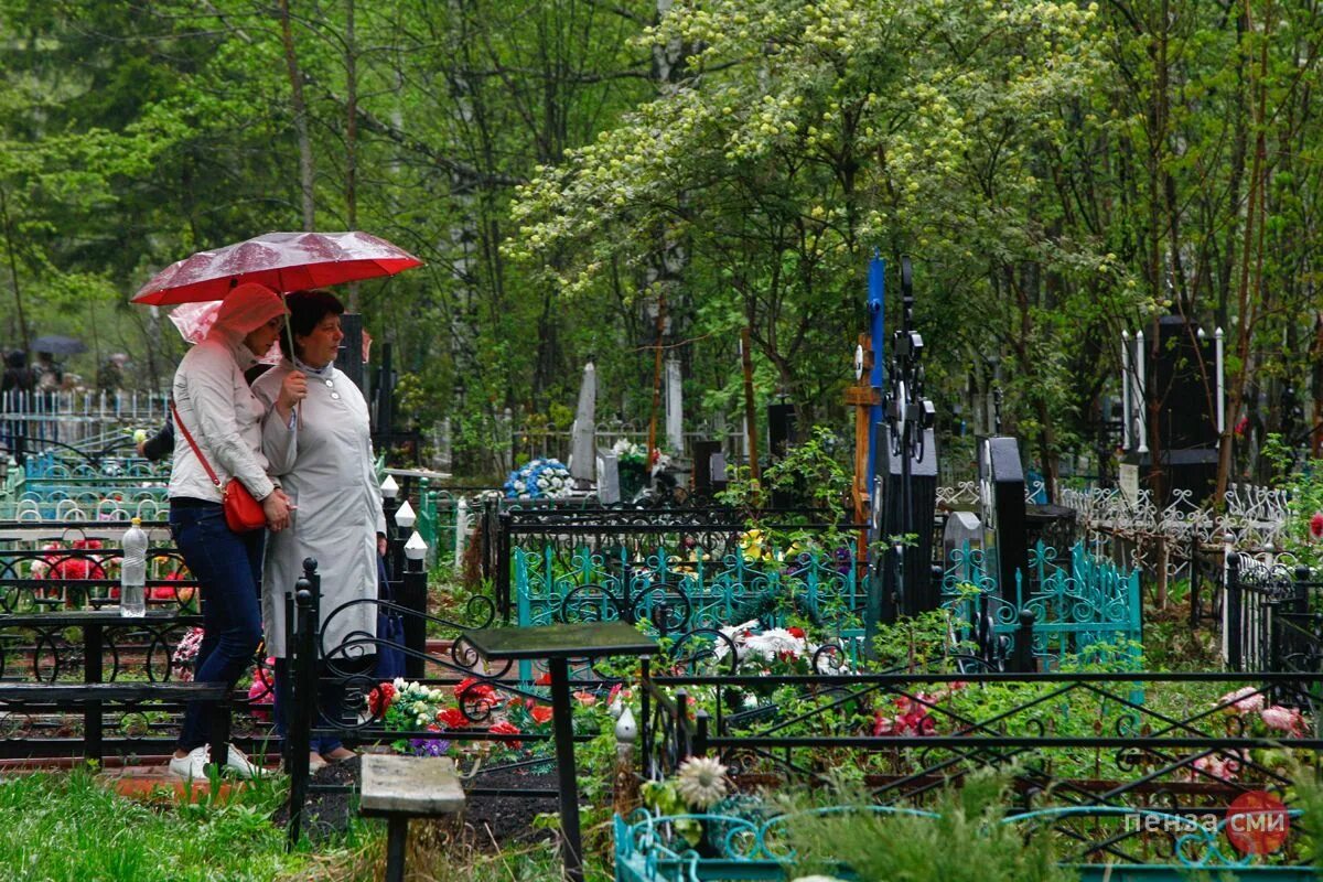 Можно ли посещать кладбище в воскресенье. Новозападное кладбище Пенза. Радоница на кладбище. Пасха на кладбище. Пасха люди на кладбище.