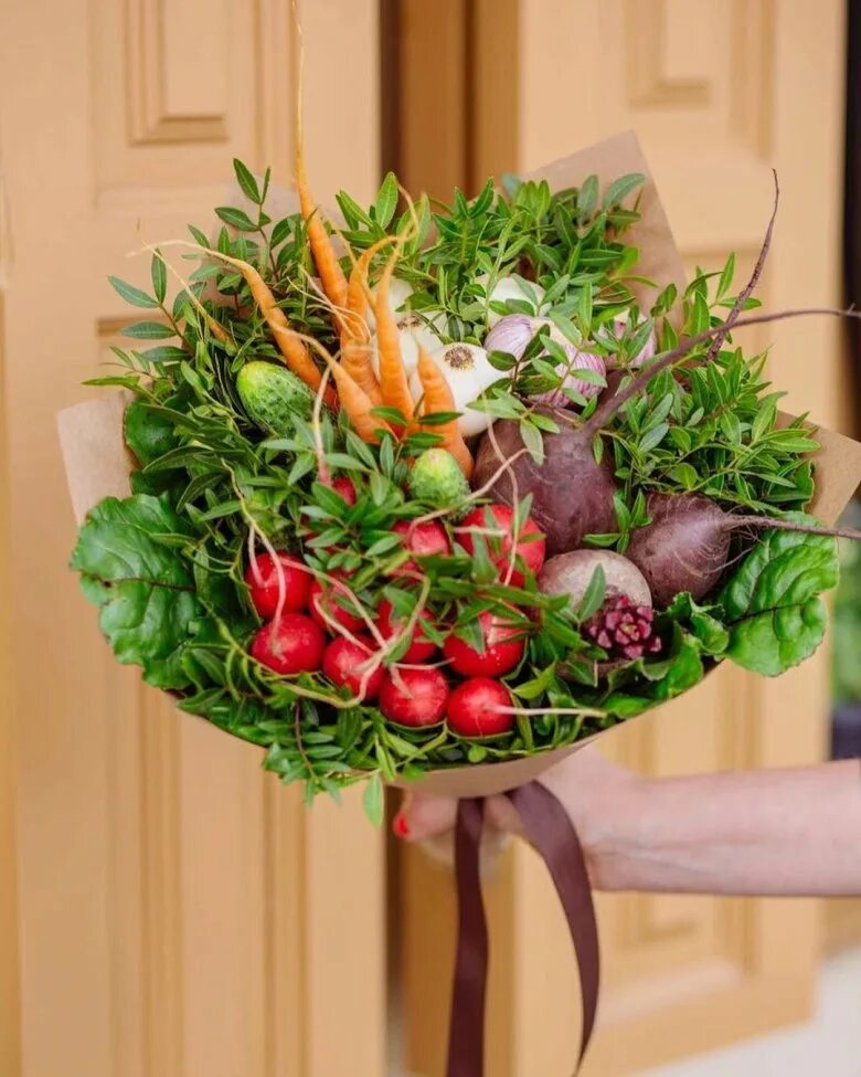 Овощной букет. Букет из зелени и овощей. фруктово овощной букет. композиция из овощей.