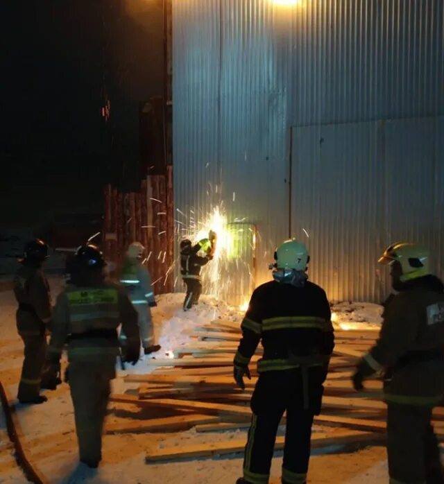 Сгорели ключи. Пожар на белом Ключе в Ульяновске. Лесообрабатывающее производство пожзар. ППС ночью. Пожар в Ясноге.
