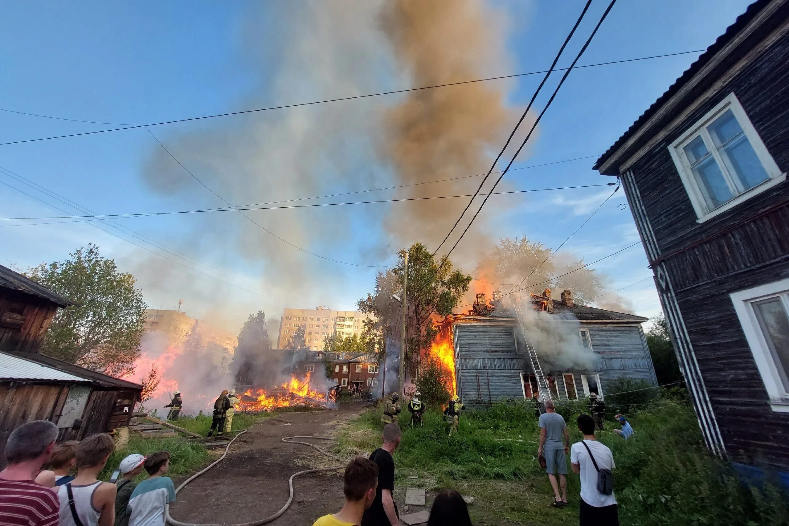 пожар. сгоревший дом. в перми сгорел ретро поезд. пожар 29 декабря 2023. дом после пожара.