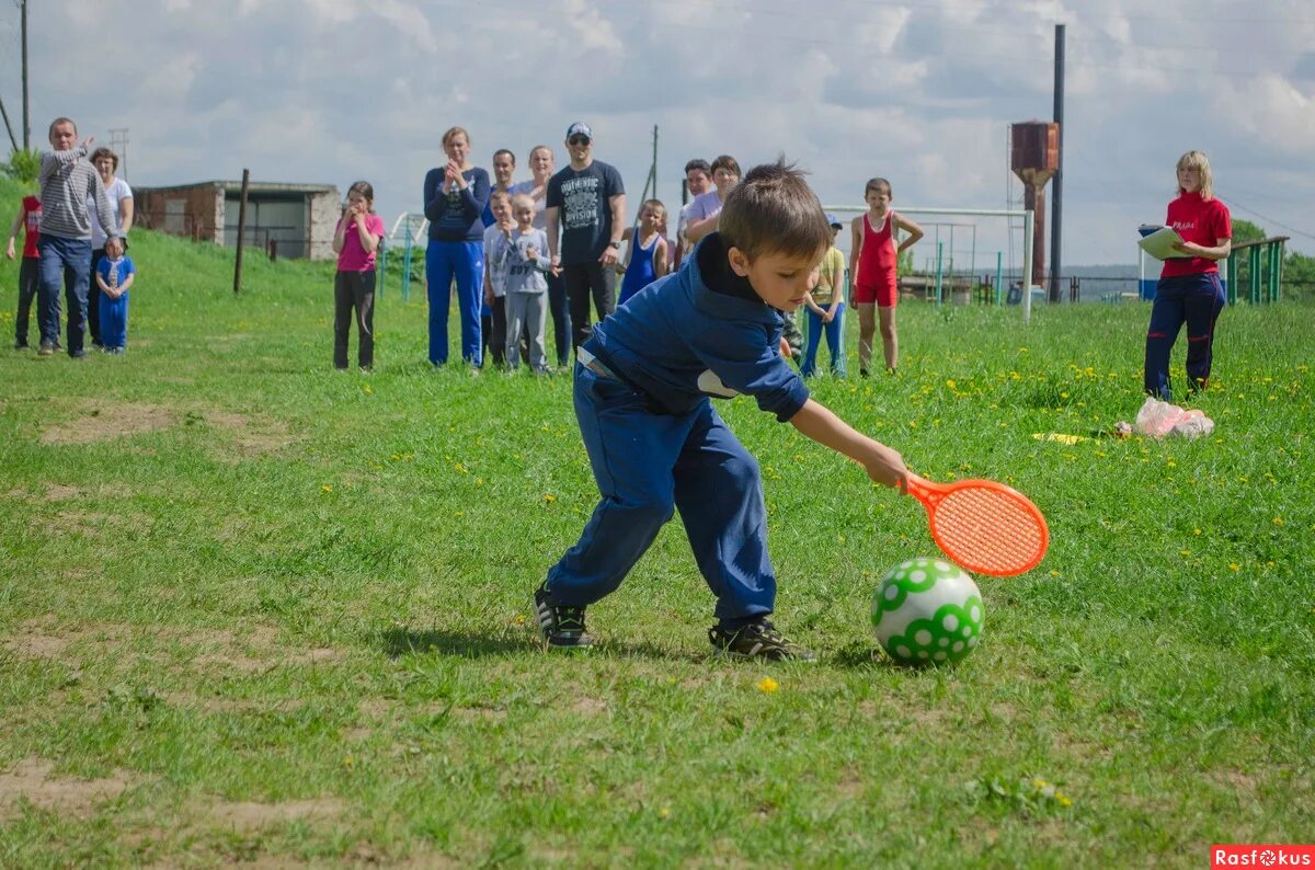 Веселые старты для семей на природ. Спортивная семья Веселые старты. Веселые старты мама папа я спортивная семья.