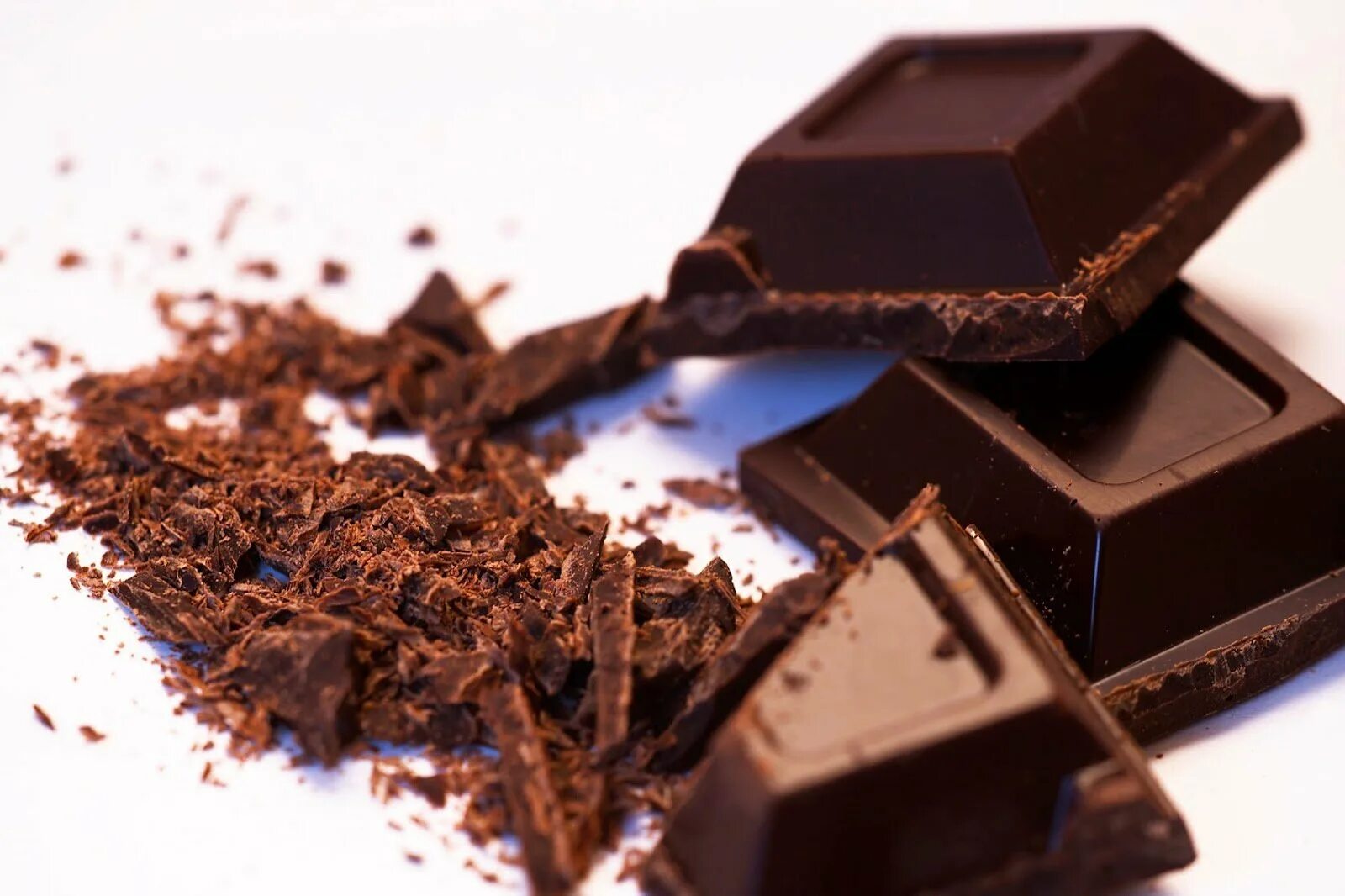 Шоколад Горький. Черный шоколад. Черный Горький шоколад. Темный шоколад на белом фоне.