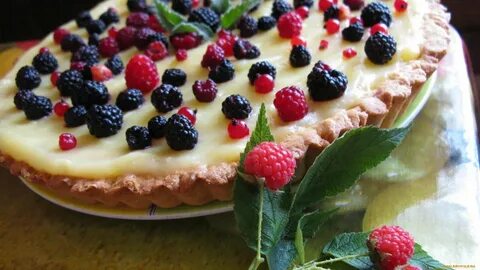 Песочный пирог с творогом и ягодами