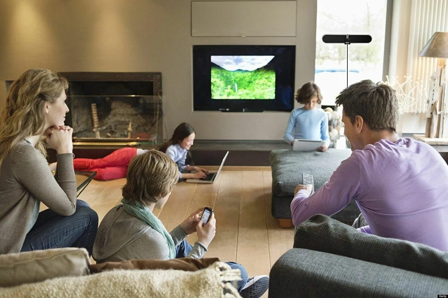 Парень с планшетом. Человек с планшетом. Сбор информации. Телевизор телевидение. Телевидение.