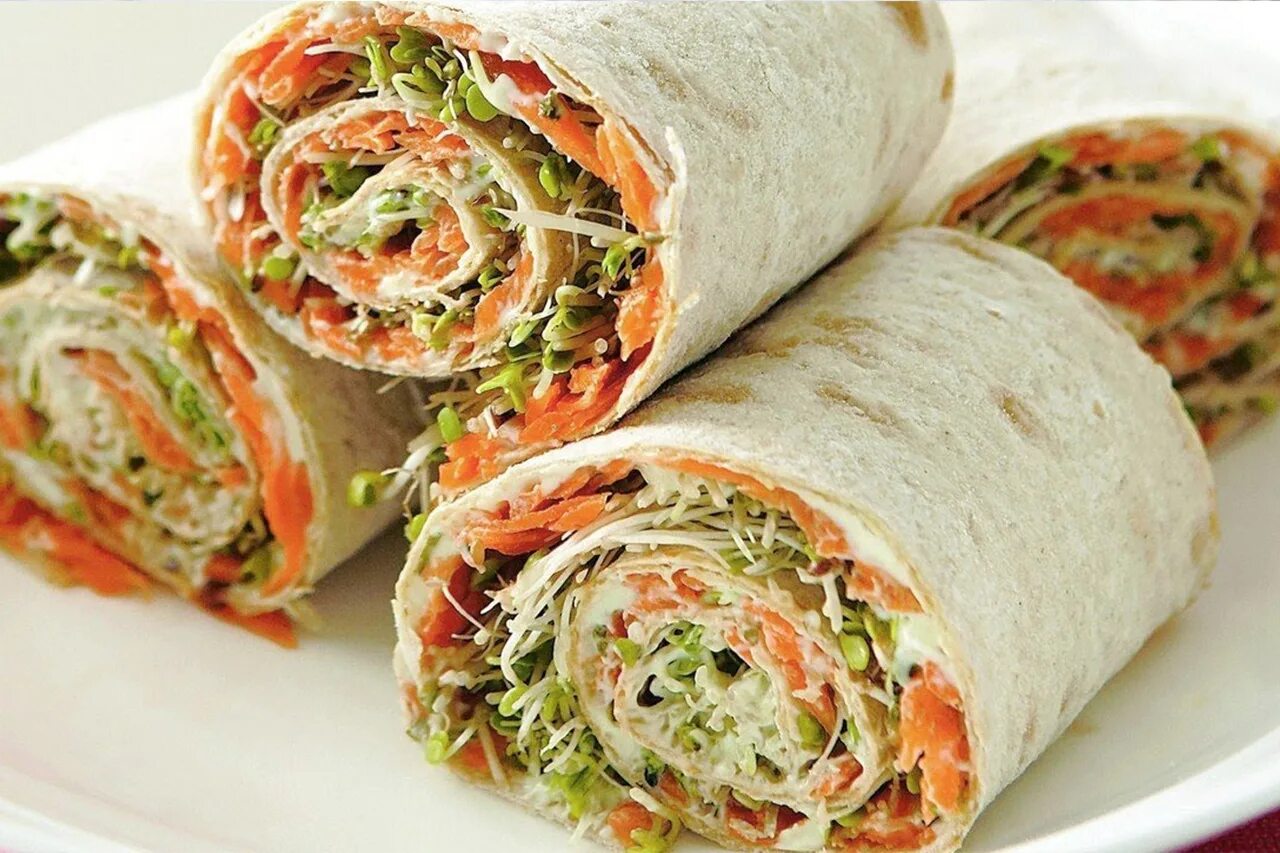 какой рулет приготовить из лаваша. какой рулет приготовить из лаваша. закуски из лаваша. лаваш с крабовыми палочками корейской морковкой. рулет из лаваша с корейской морковью.