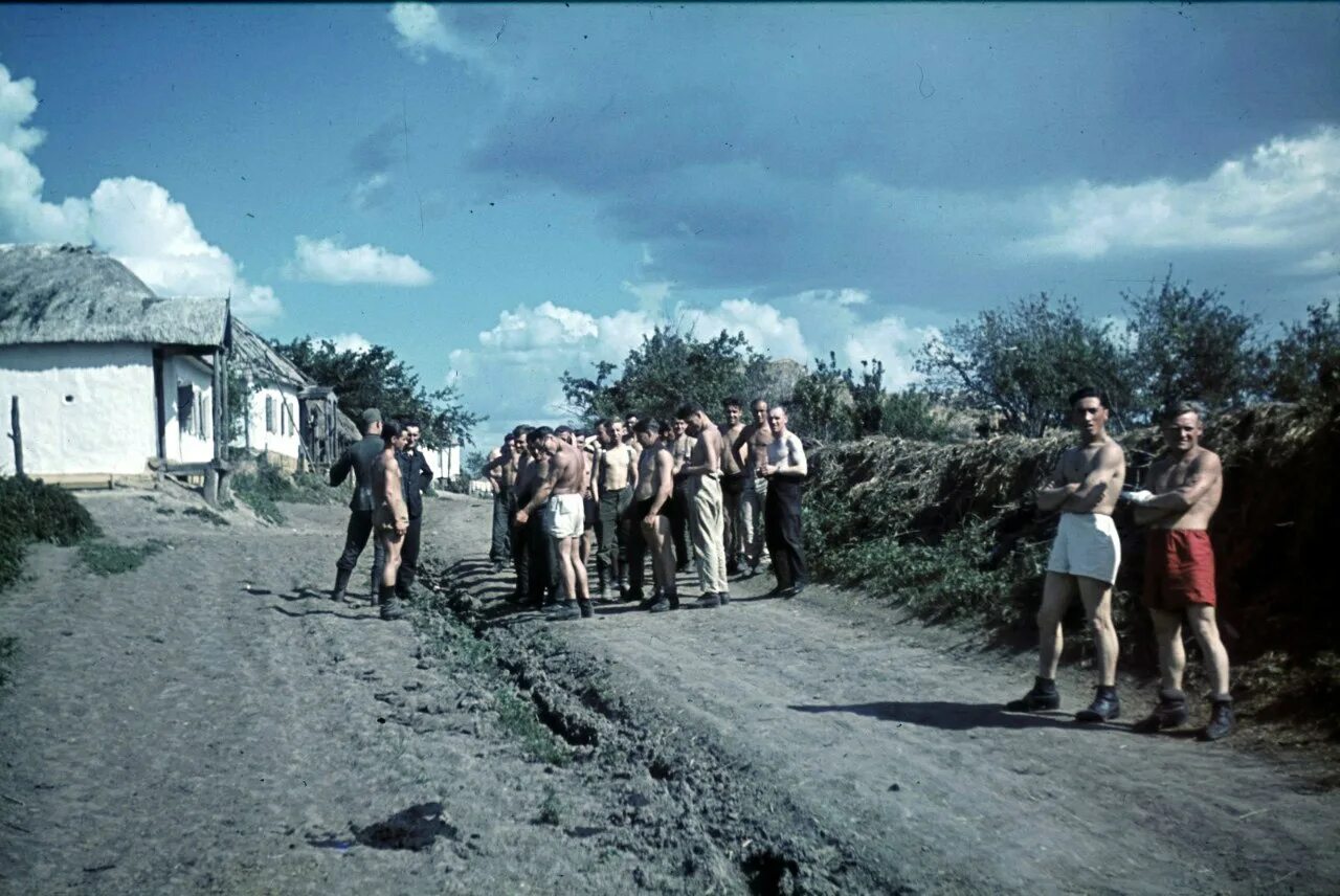 Немцы в советской деревне 1941. Обстрел всу теткино курская область. Захвачены поселки в курской. Захвачены поселки в курской. Белгород 1941-1945.