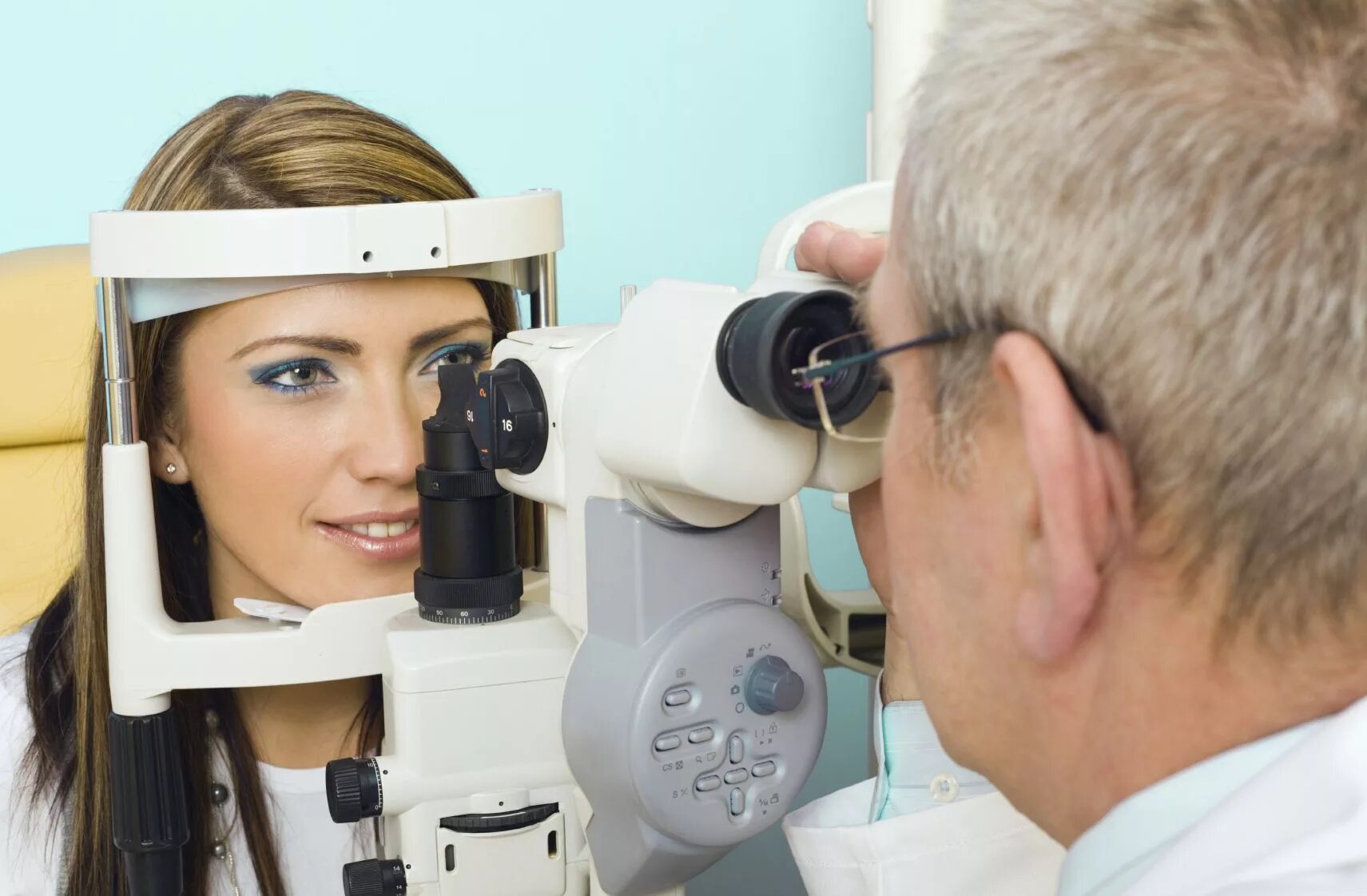 Глаза зрение диагнозы. Визометрия биомикроскопия глаза. Прибор для осмотра глазного дна. Глазное дно аппарат. Прибор для измерения зрения.