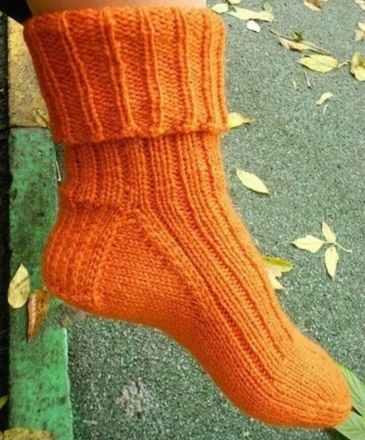 Носочки резинкой. Носки связанные резинкой. Вязаные носки спицами резинкой. Оранжевые вязаные носки. Носки на двух спицах резинкой.