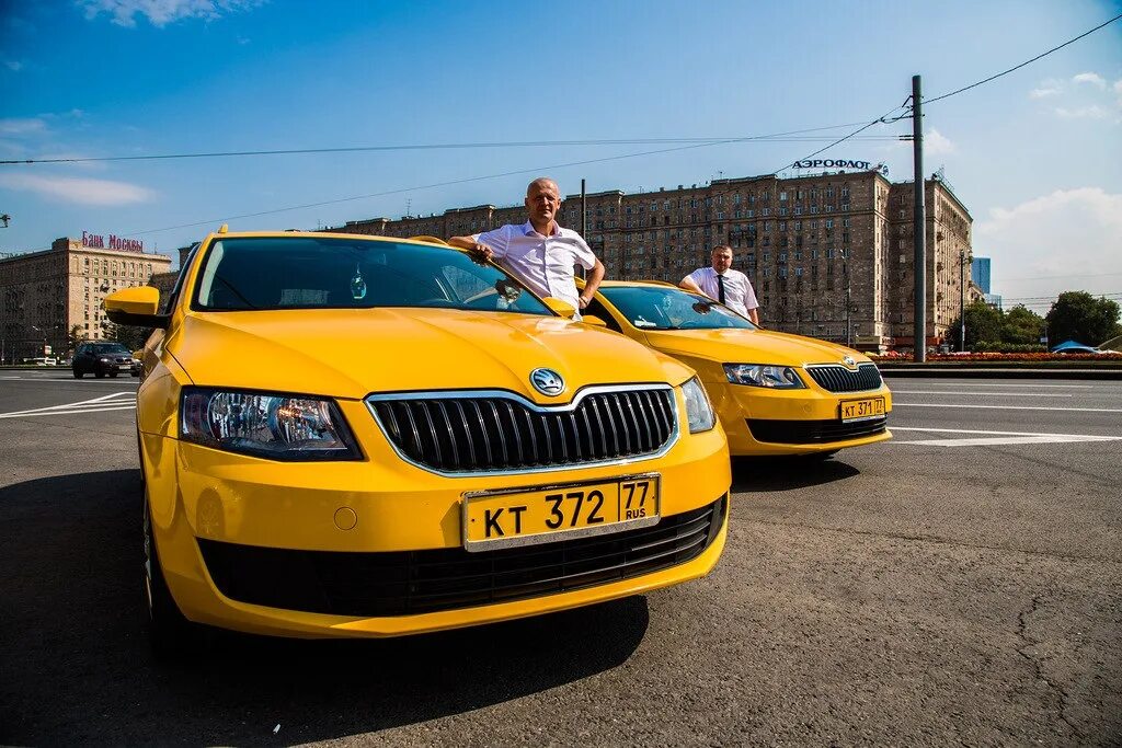 Такси москва киевская. Такси на своем авто. Такси Москва. БМВ х7 такси в Москве. Passat cc такси в Москве.