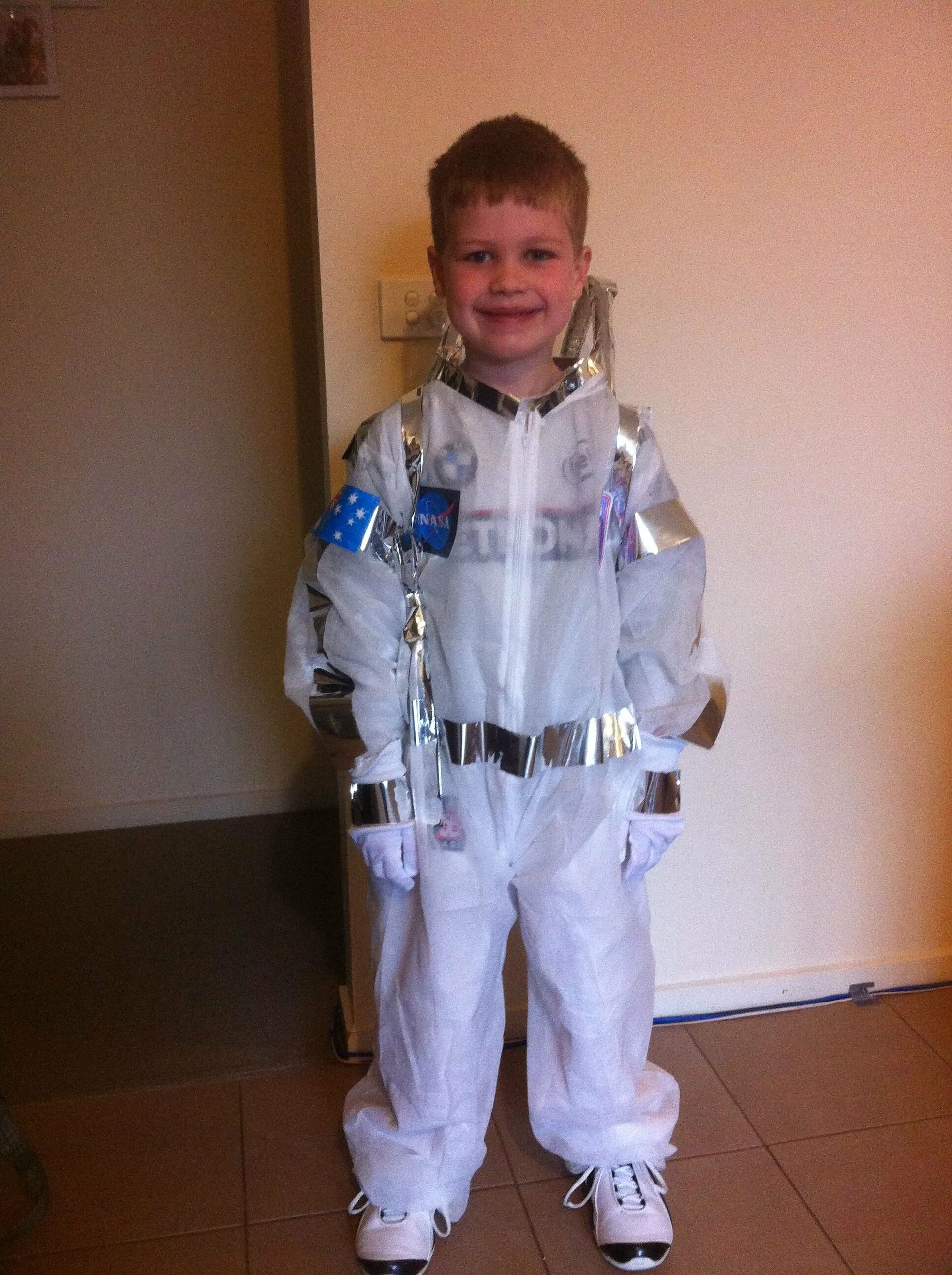 Костюм космонавта в садик. Костюм Космонавта. Космические костюмы для детей. Костюм Космонавта для детей. Костюм Космонавта для мальчика в садик.