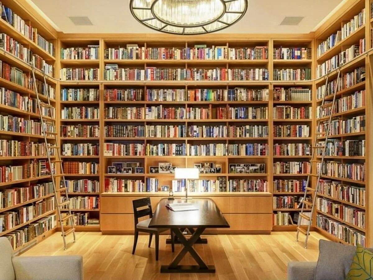 Библиотека была небольшая. Комната с книжными полками. книжные стеллажи в библиотеке. комната библиотека. красивая домашняя библиотека.