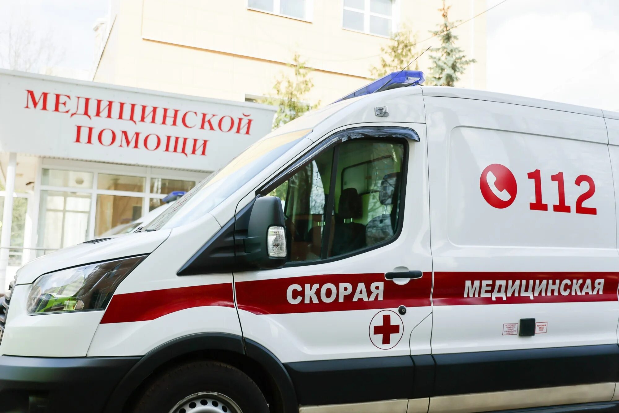 Машины скорой помощи россии. Амбулансе 112. Врачи скорая. 103 скорая. Машина скорой помощи.