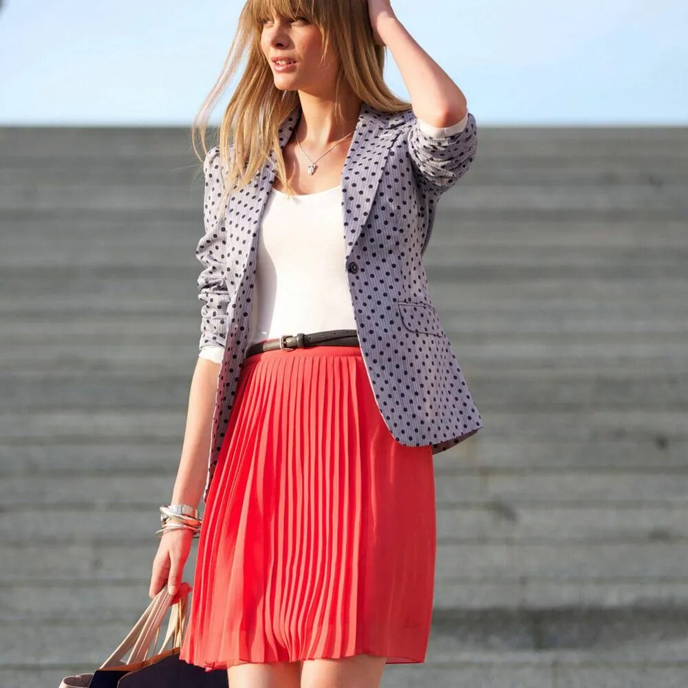 Какие юбки в моде летом. Юбка. Стильные юбки. Пиджак с плиссированной юбкой. Красная плиссированная юбка.