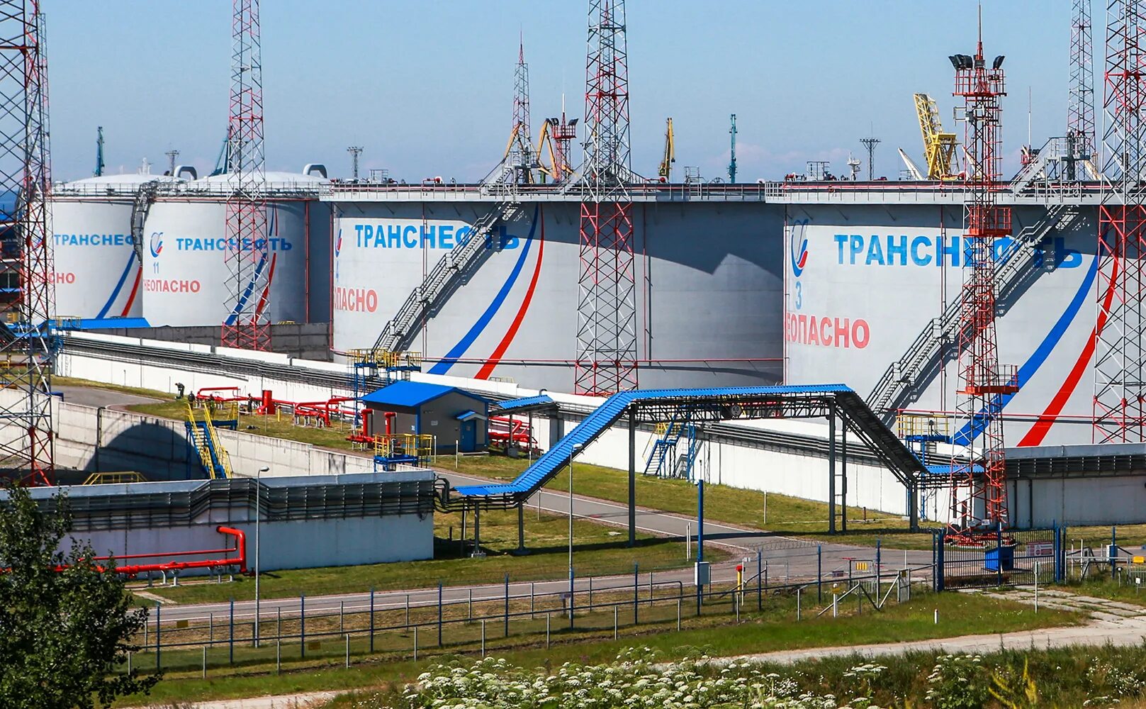 Разлив нефтепровода. Подрядчик транснефть. Роба транснефть. Транснефть. Транснефть упал.