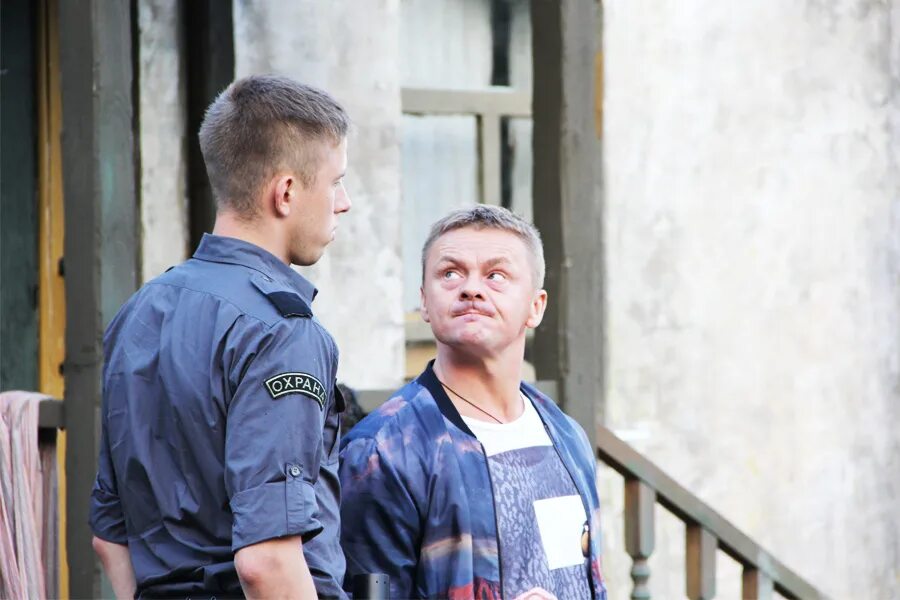 Парень с нашего кладбища смысл. Парень с нашего кладбища фильм 2015. сериал охранник с нашего кладбища. фильм про охранника на кладбище. жижикин парень с нашего кладбища.
