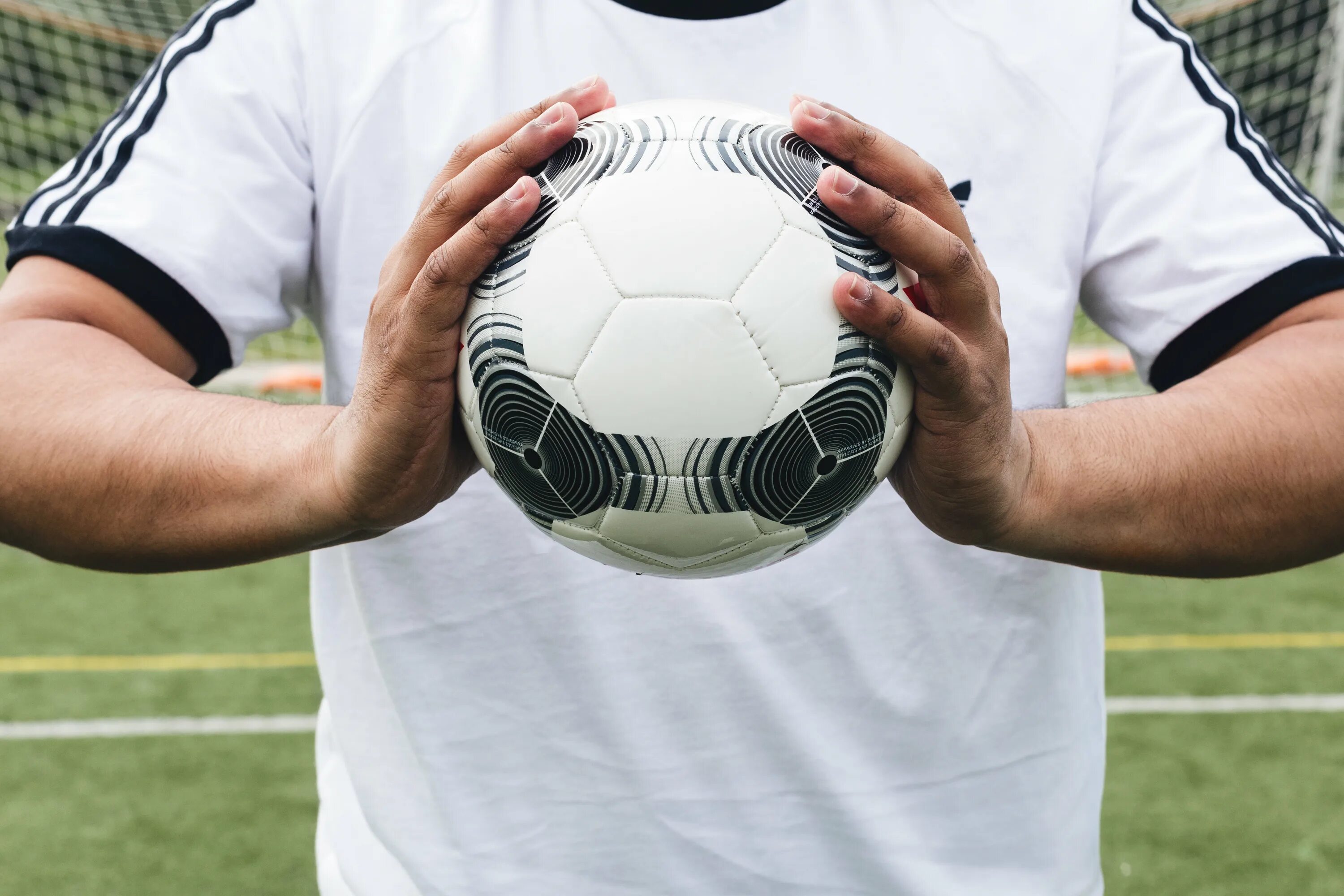 Футбольный мяч. Футбольный мяч в руках. Футболист с мячом. Мячик в руке.