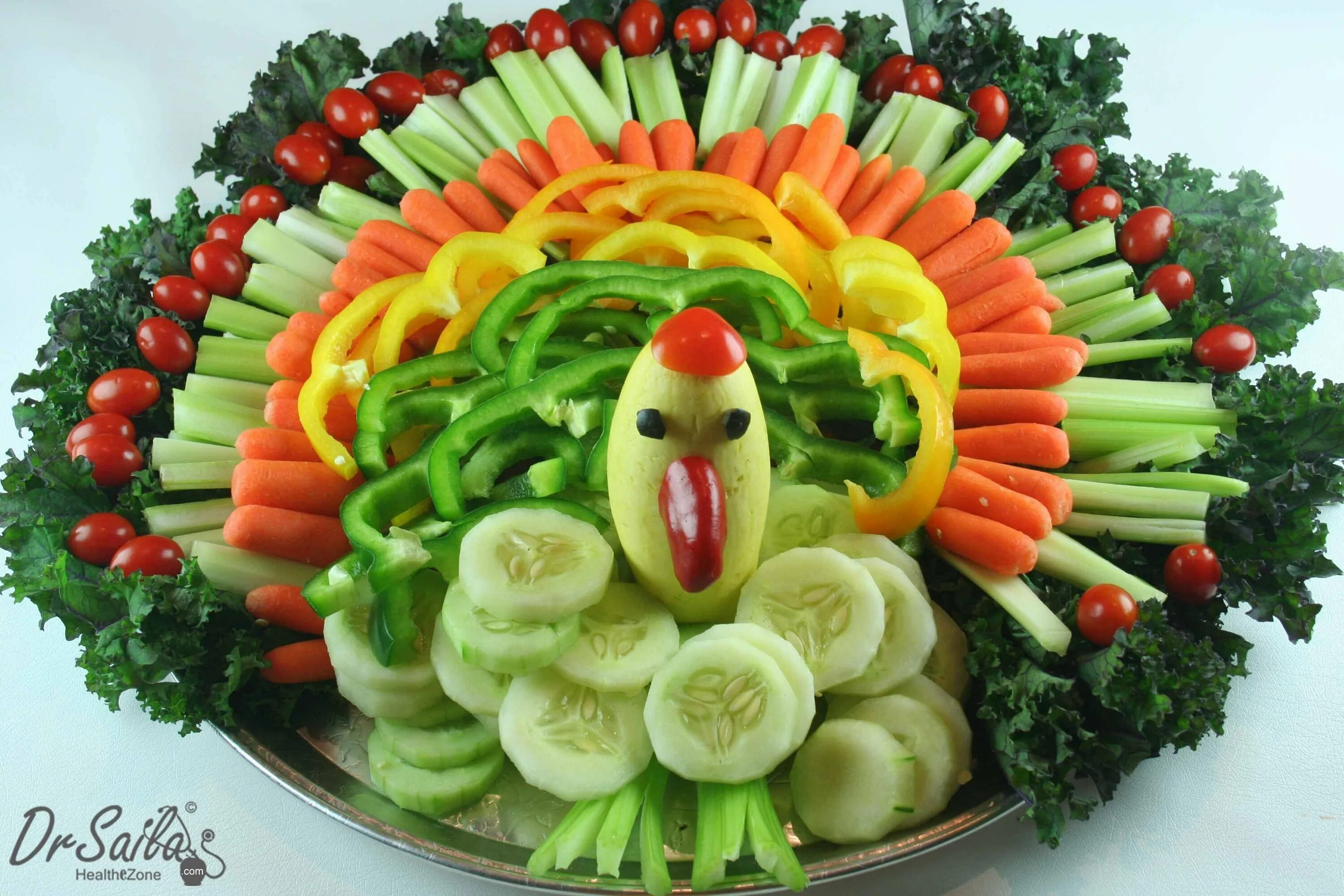 Красивая нарезка овощей и фруктов. Овощная нарезка на праздничный стол. Красивая сервировка овощей. Украсить овощи на праздничный стол. Овощные нарезки на праздничный стол оформление
