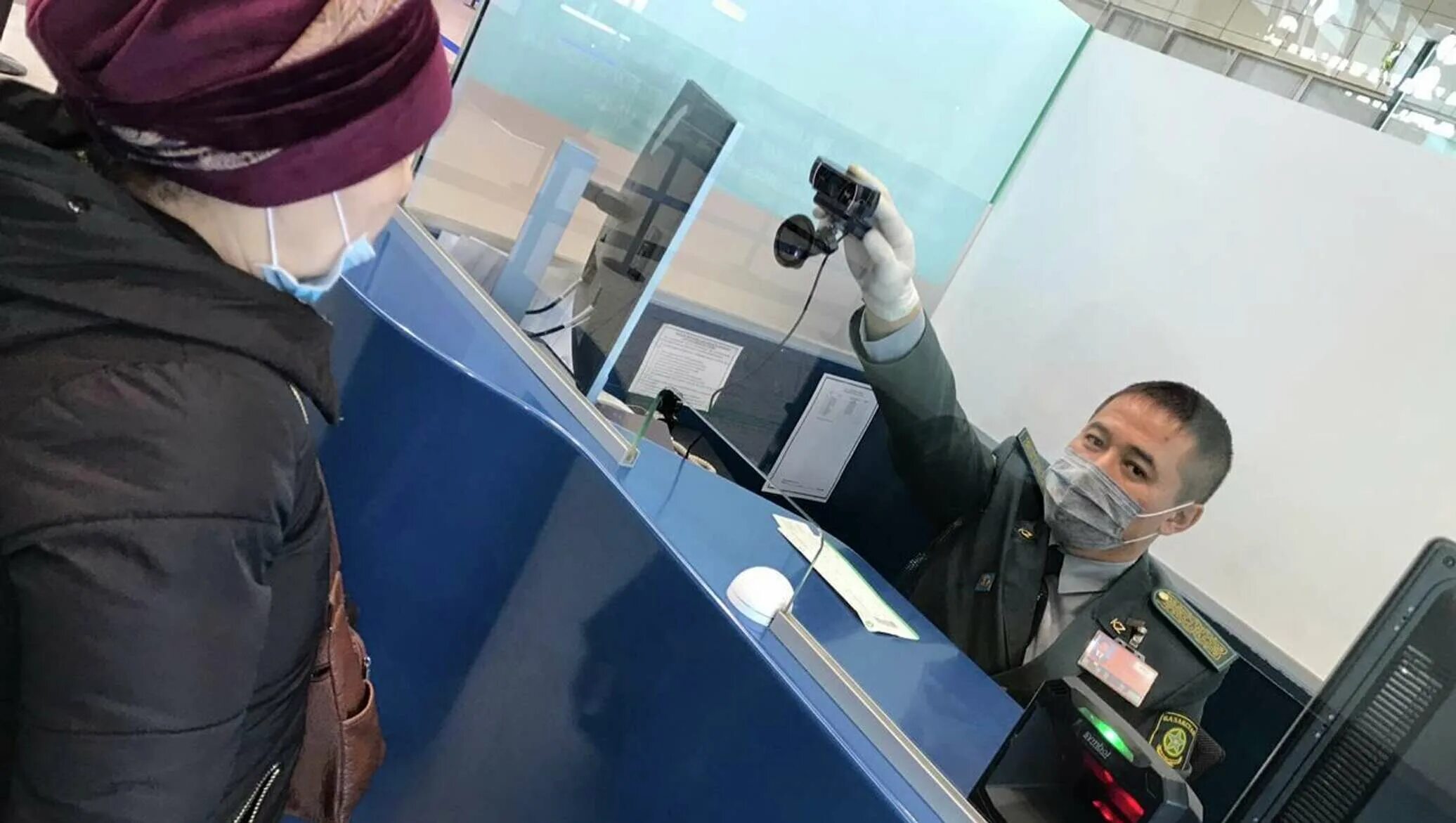 Мигранты на паспортном контроле. Таможня казахстана. Казахстан паспортный контроль. Казахстан паспортный контроль. Паспортный контроль в аэропорту.