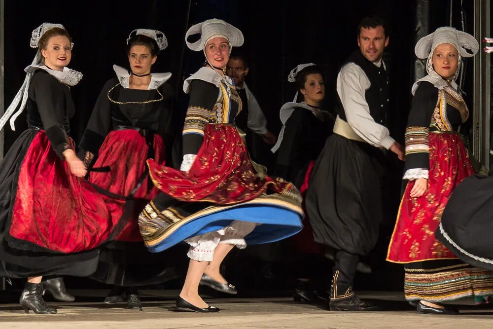 French dance. Национальный танец Франции бранль. Французский народный танец бранль. Французская Фарандола. Национальный костюм французов.