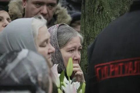 Переоделись в священников на похоронах модели