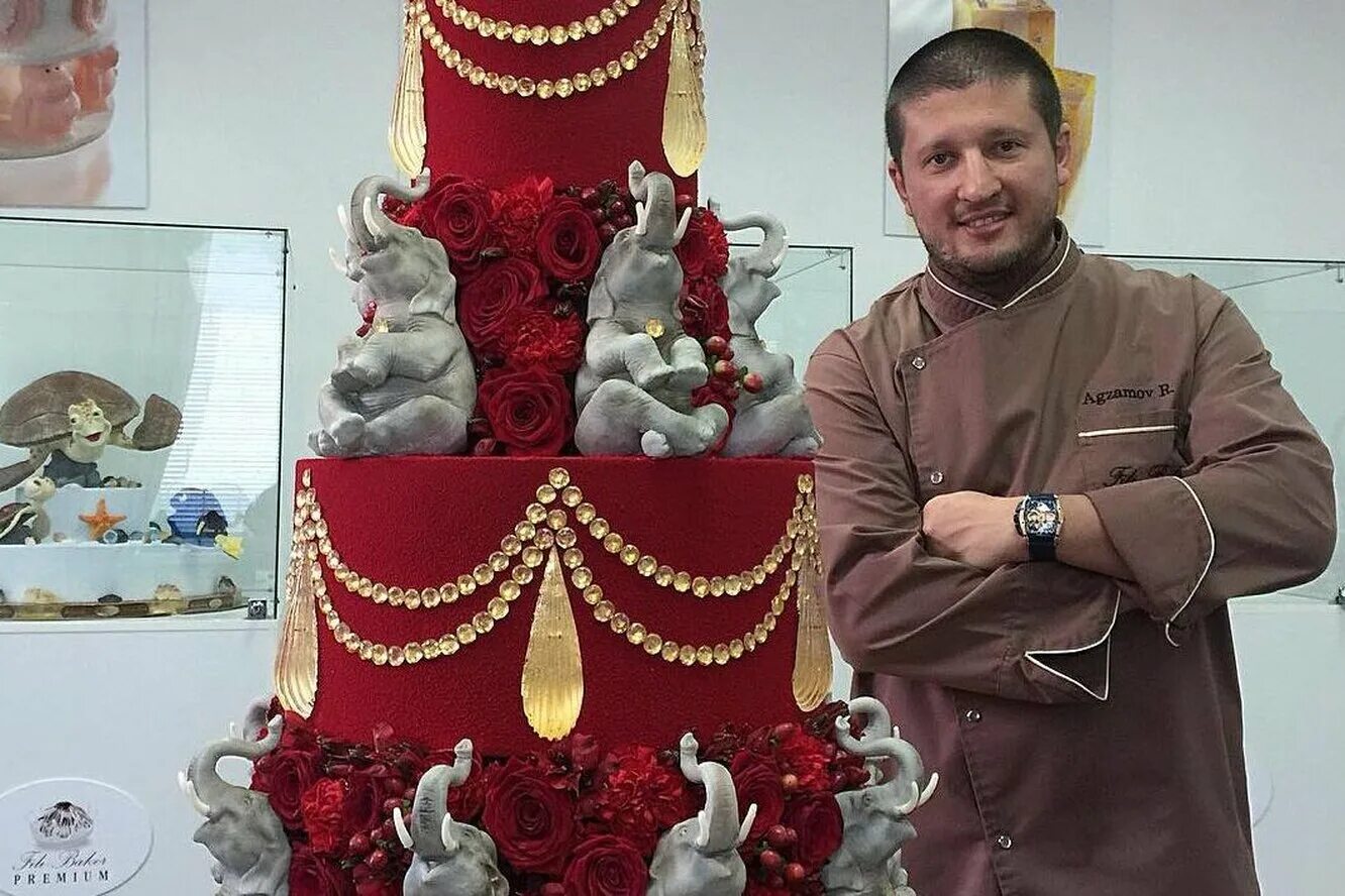 Программа кондитер. Шоу рената агзамова кондитер. ренат агзамов кондитер на пятнице. торты кондитера рената агзамова. торт дворец рената агзамова.