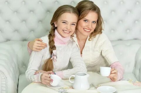 Мама с чаем